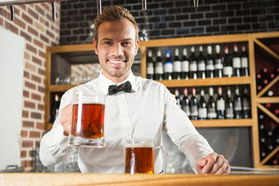 酒吧里的專業侍酒師 一杯香檳的服務藝術
